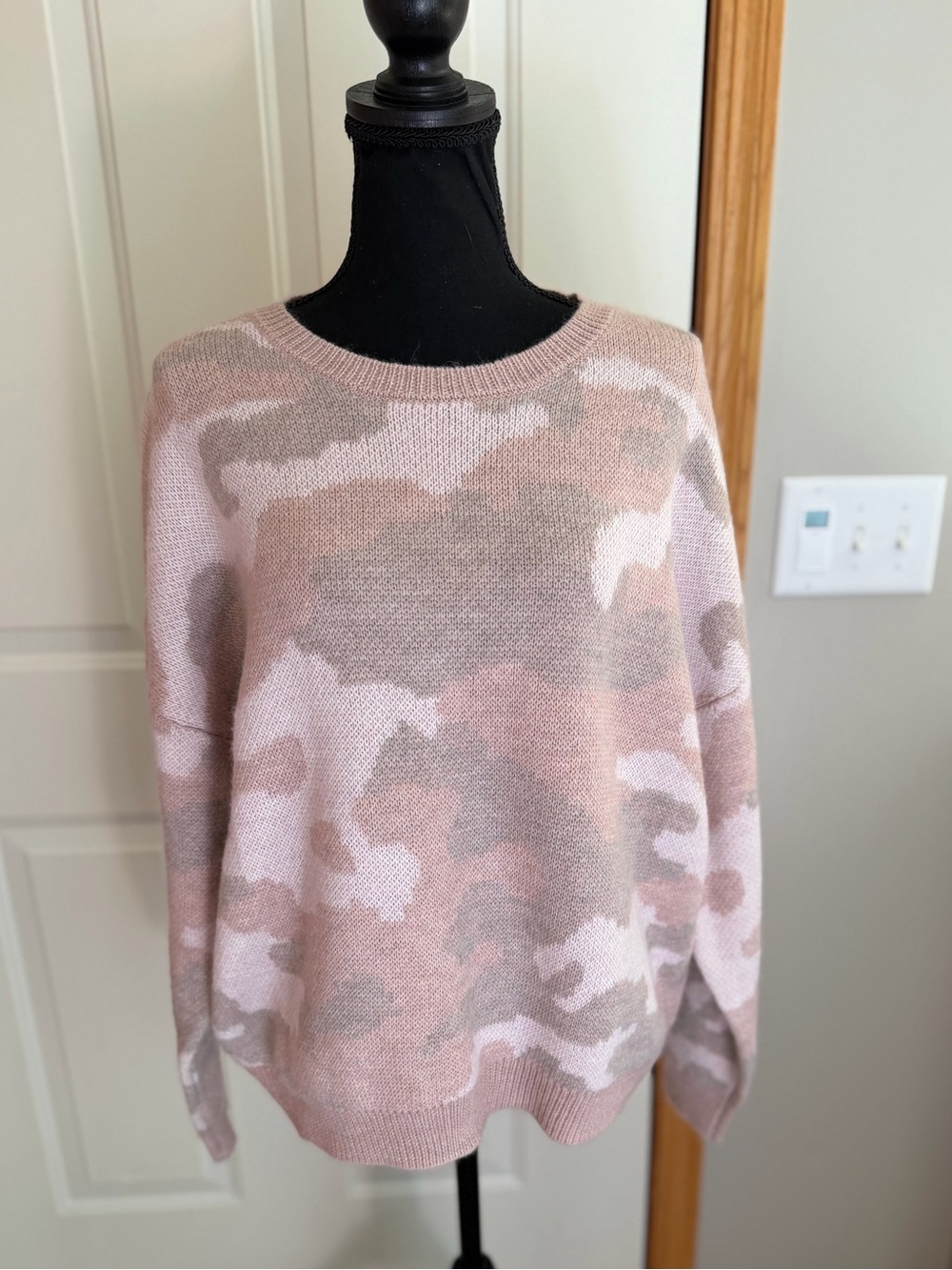 Lucky Brand wool blend pink camo crew neck sweater. Size XL. 7WP5160